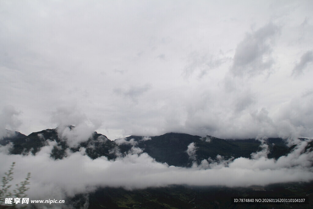 云雾缭绕的山峦美景
