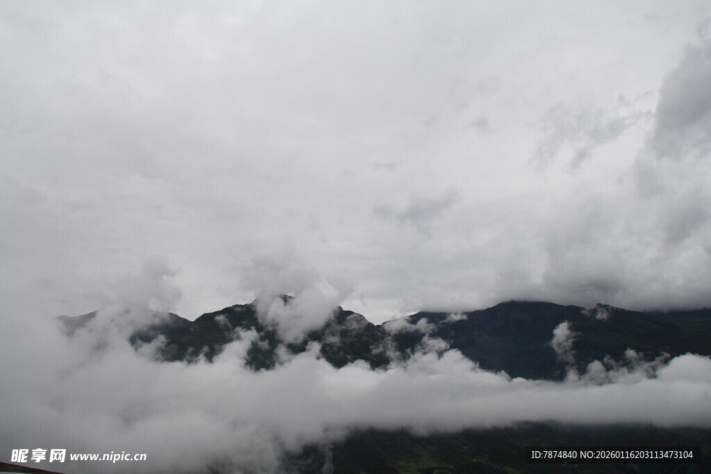 云雾缭绕的山峦美景
