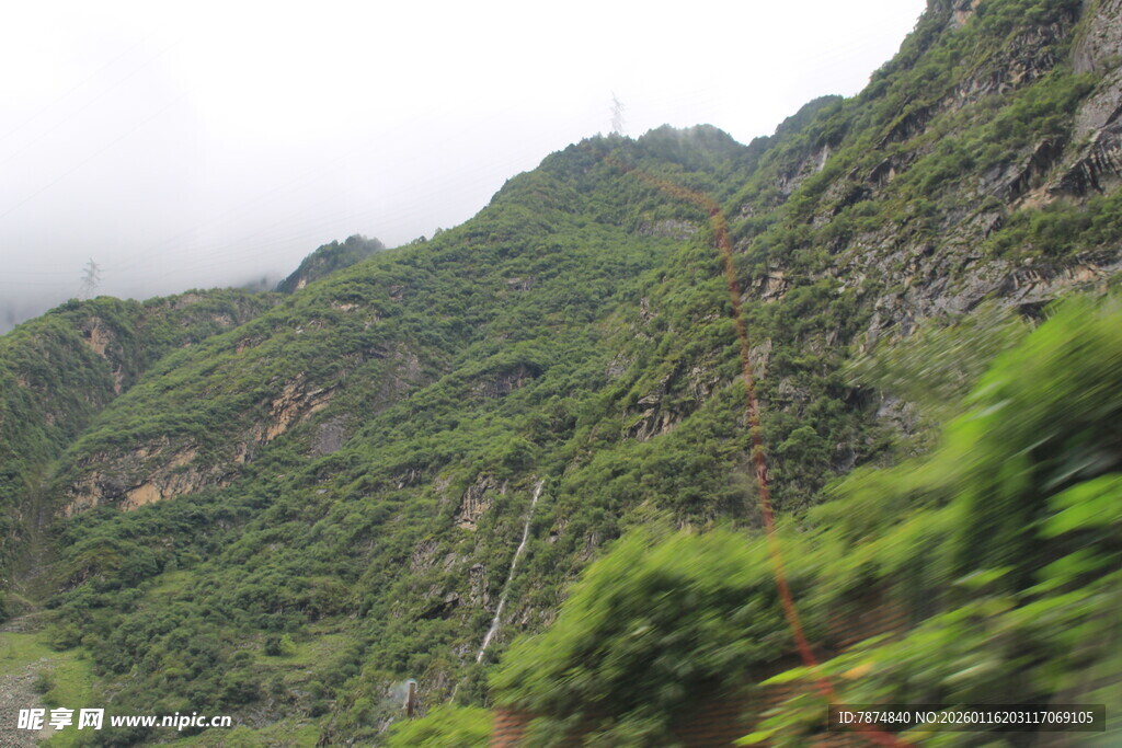 青山葱郁的秀丽山间景色