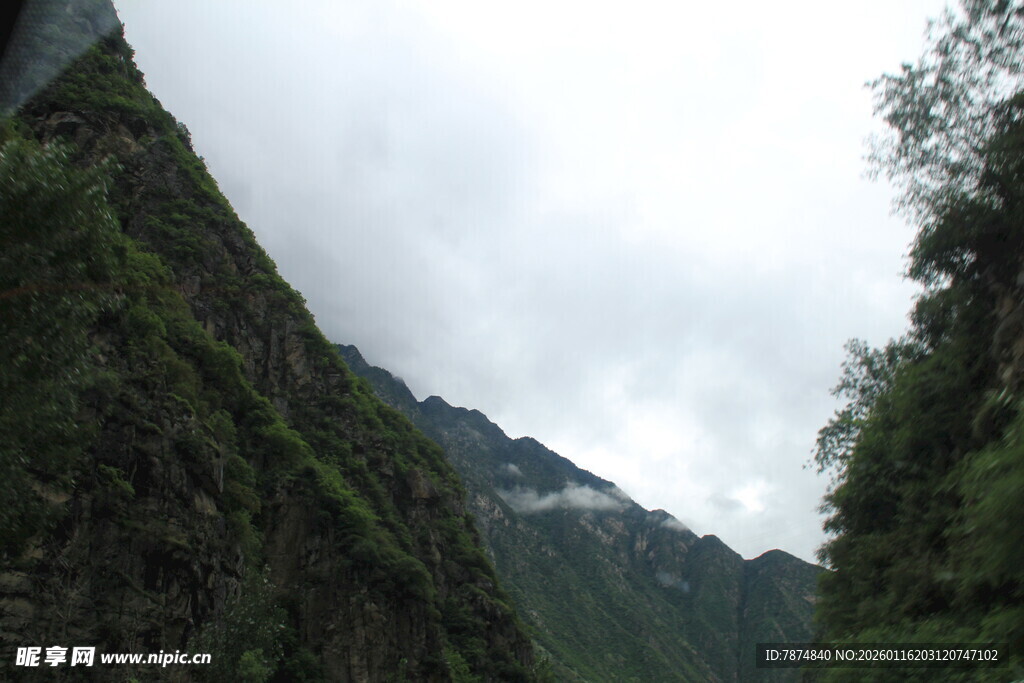 山间峡谷景色