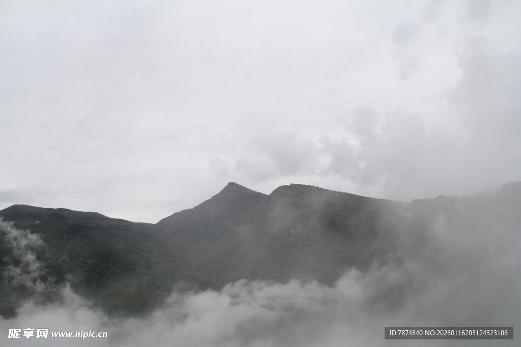 云雾缭绕的山峦美景