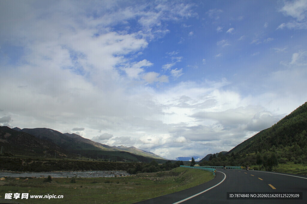 公路伸向远方的美丽风景