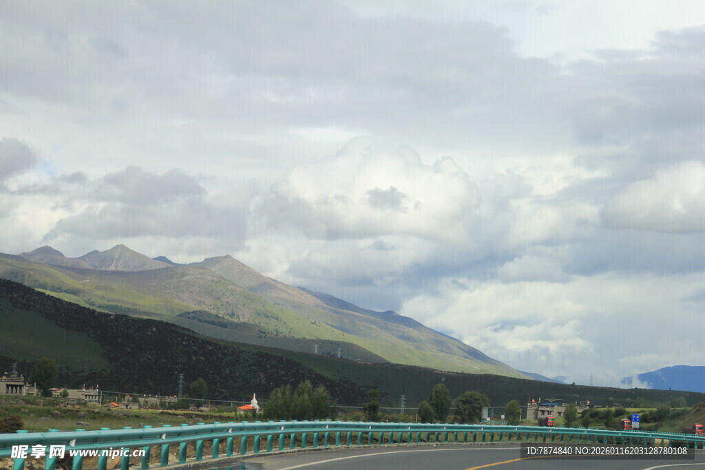 山间公路与远处山峦风景