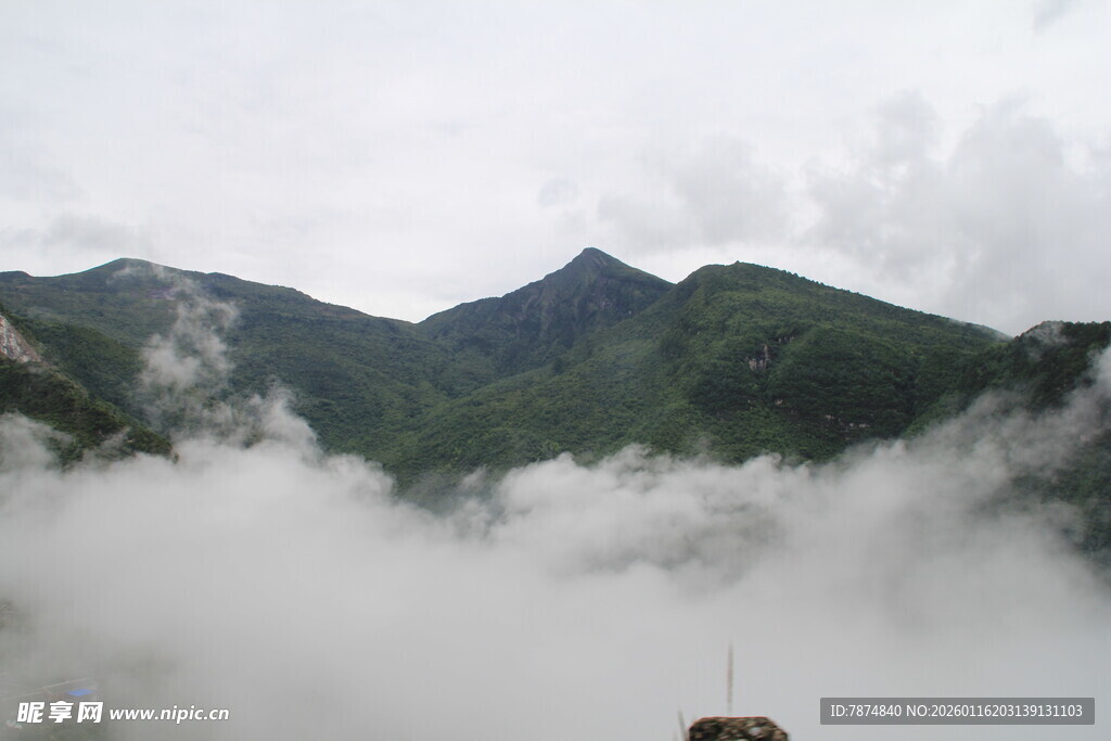 云雾缭绕的壮美山峦