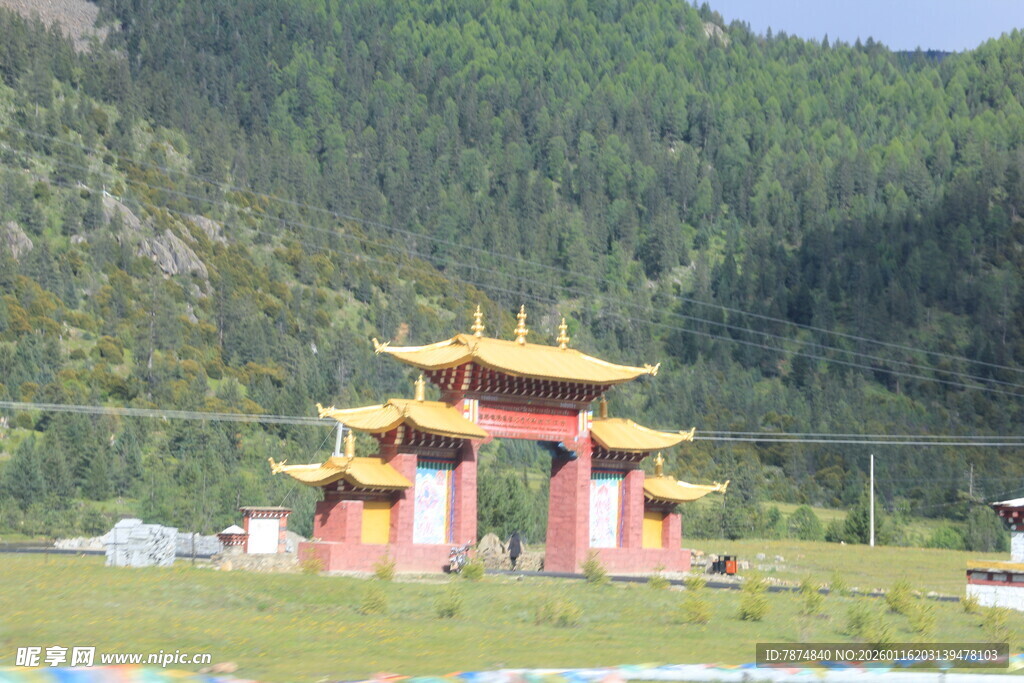 藏式风格门楼 青山环绕