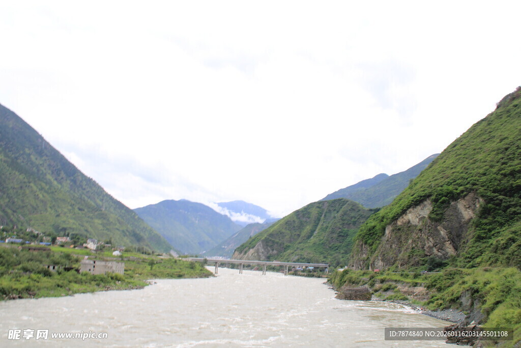山间河流壮丽风光