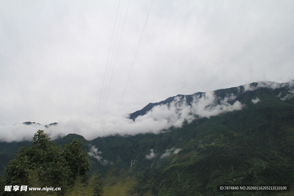 云雾缭绕的青山美景