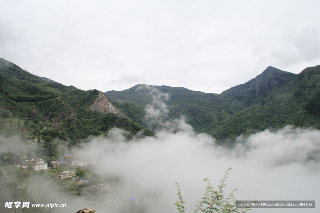 山间云雾缭绕的秀丽景致