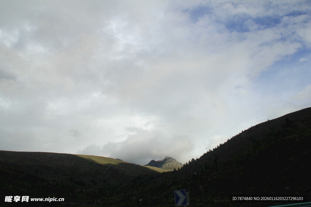 山间云雾缭绕的壮丽景色