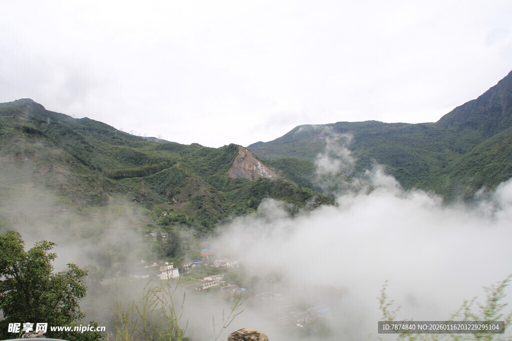 山间云雾缭绕的绝美景致