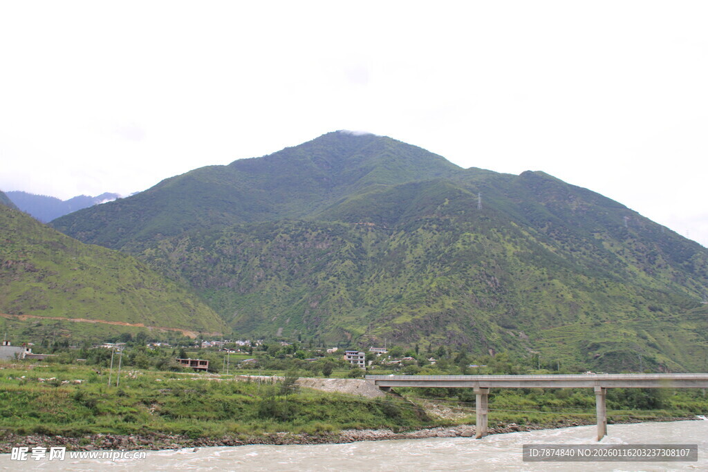 山间公路旁的葱郁青山