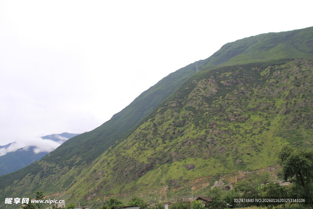 青山翠谷间的秀丽风光