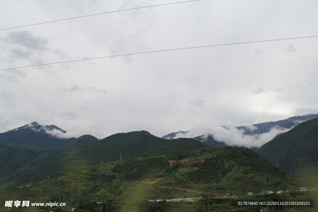 云雾缭绕的青山美景