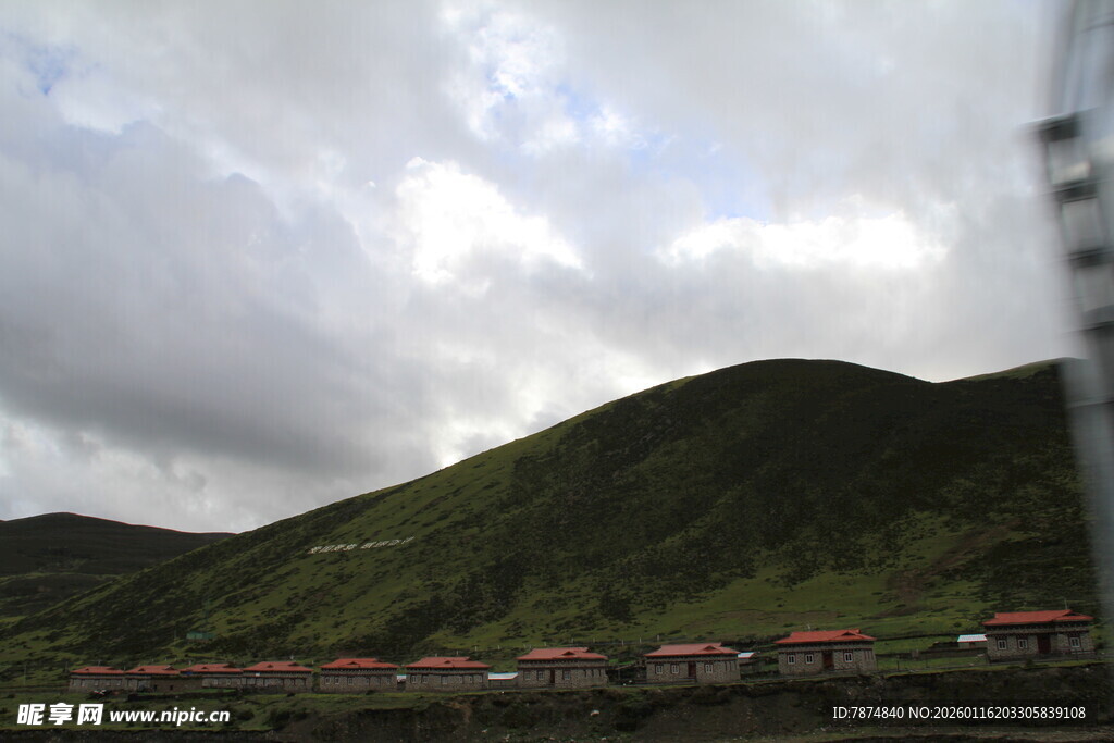 山间云雾缭绕的多彩建筑