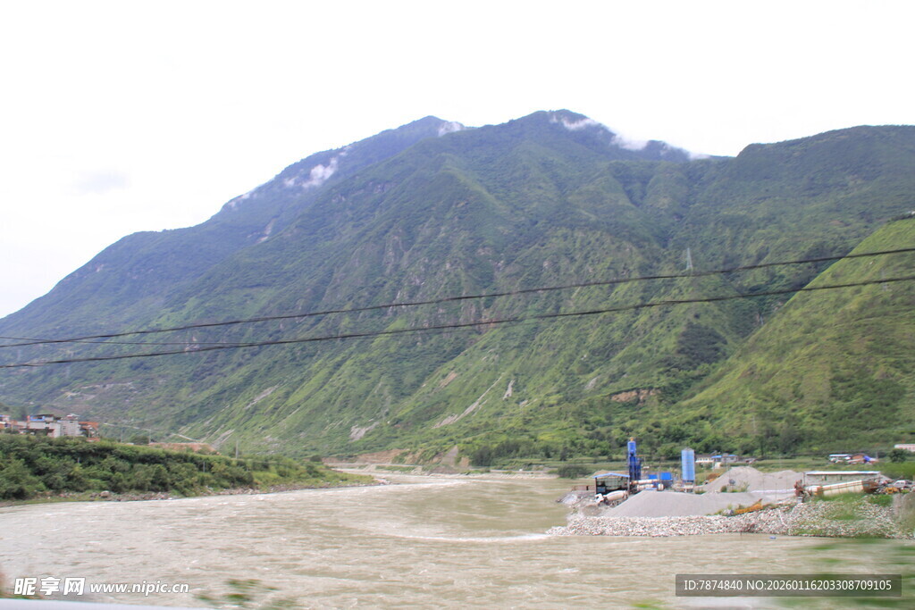 山间开阔地 远处青山巍峨
