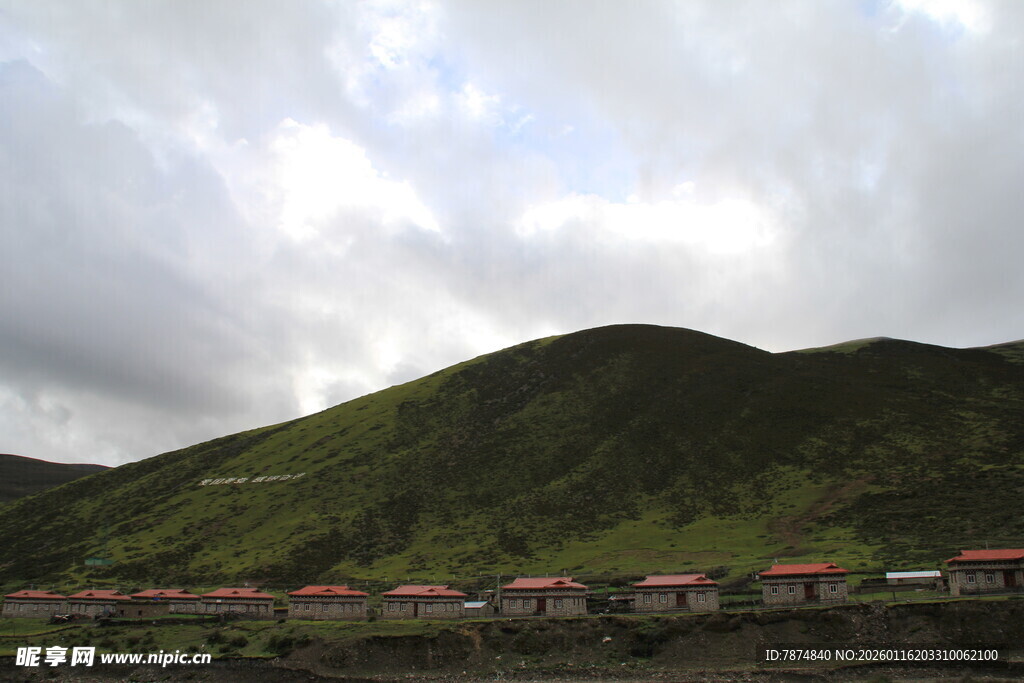 山间村落隐于葱郁青山下