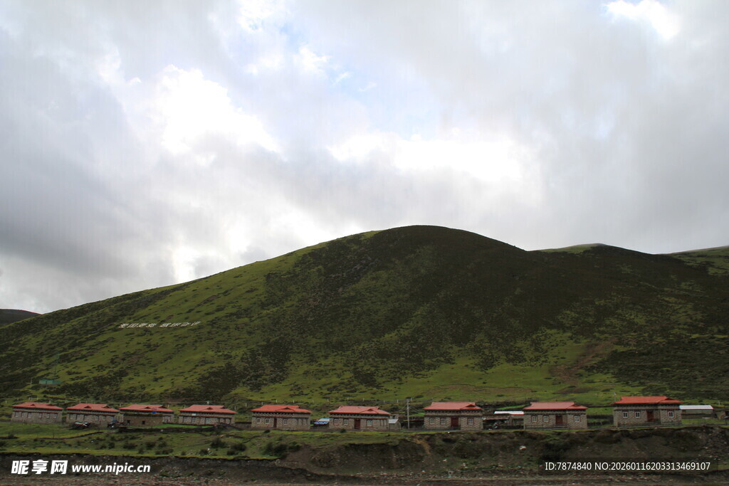 青山下的多彩房屋景观