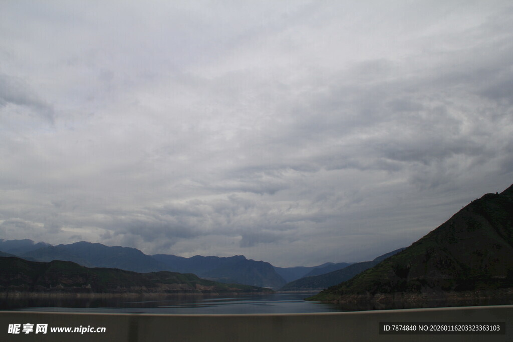 山间云雾缭绕的壮阔风景