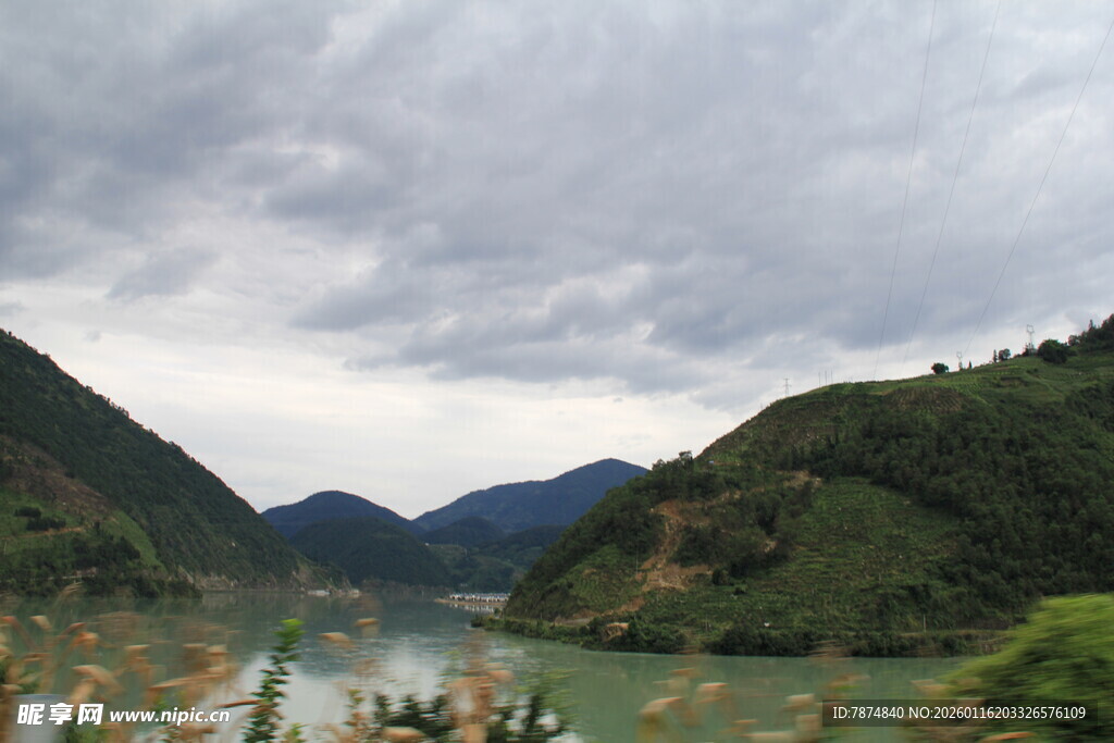 山水间的云雾缭绕美景