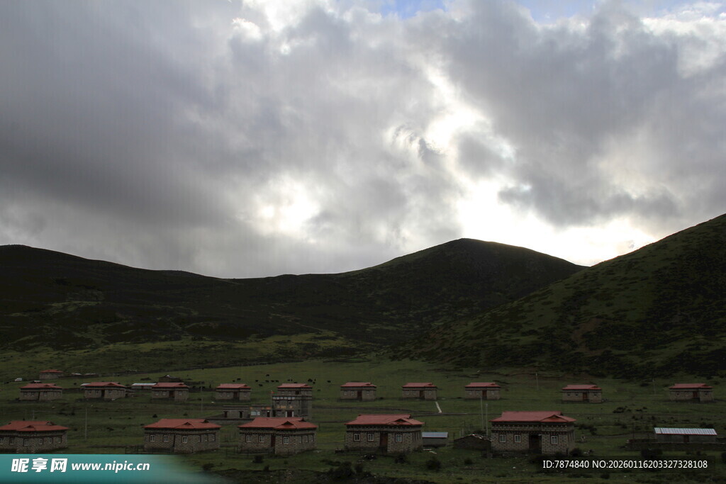 山间泳池与户外休闲场景