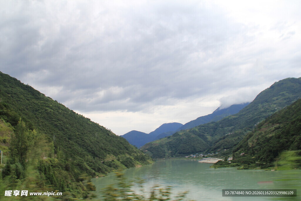 青山绿水间的宁静湖泊