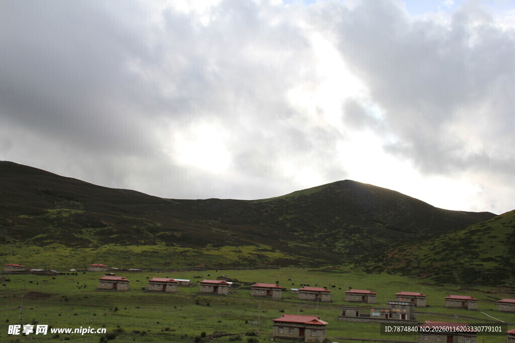 山间草地中的多彩帐篷