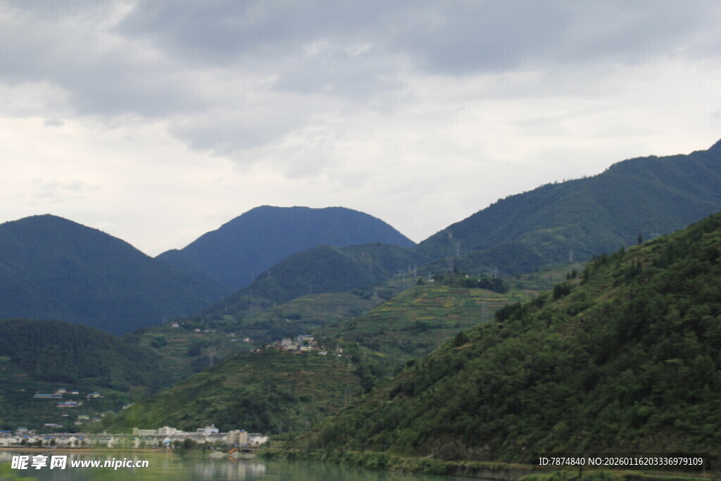 青山云雾间的秀丽湖景