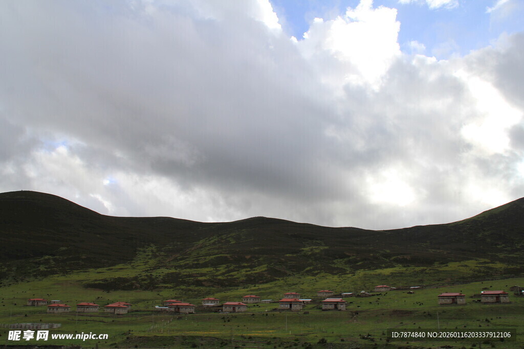 草原山峦间的多云景致