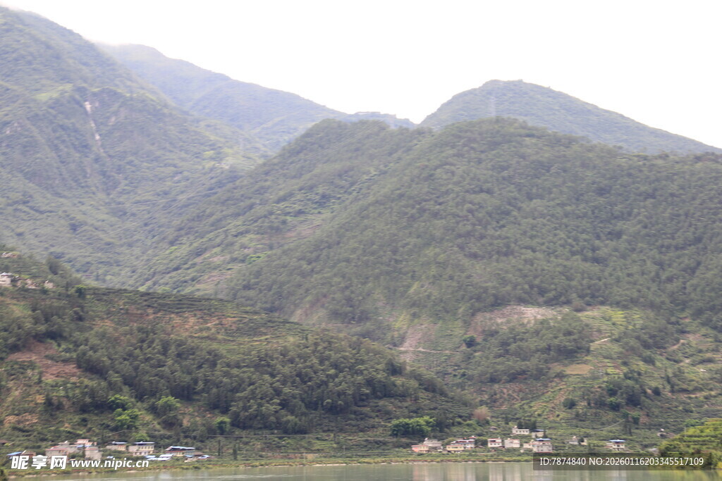 青山绿水间的宁静景致