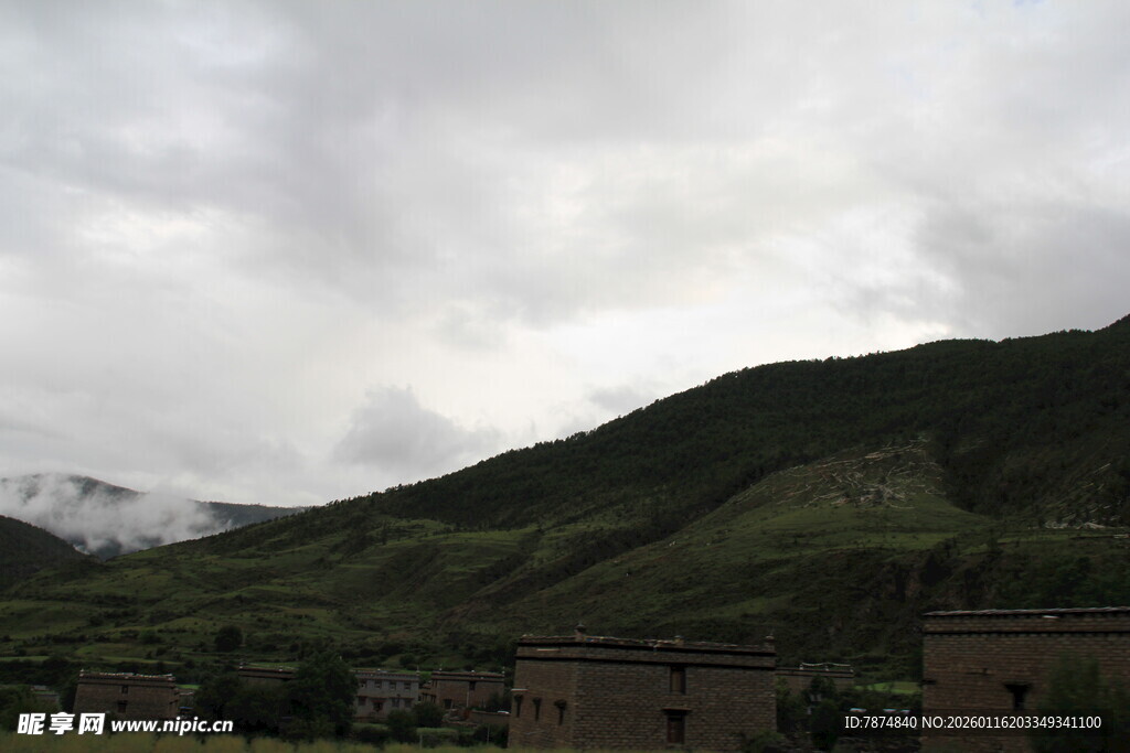 山间云雾缭绕的村落景色