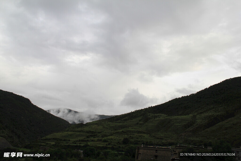 云雾缭绕的山峦景色