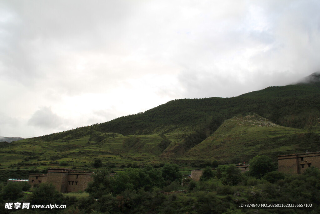 青山云雾间的自然景致