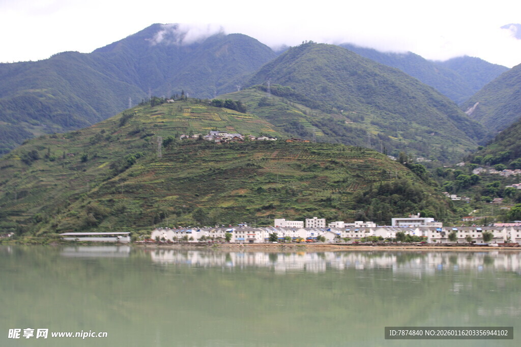 山水相依的宁静村落