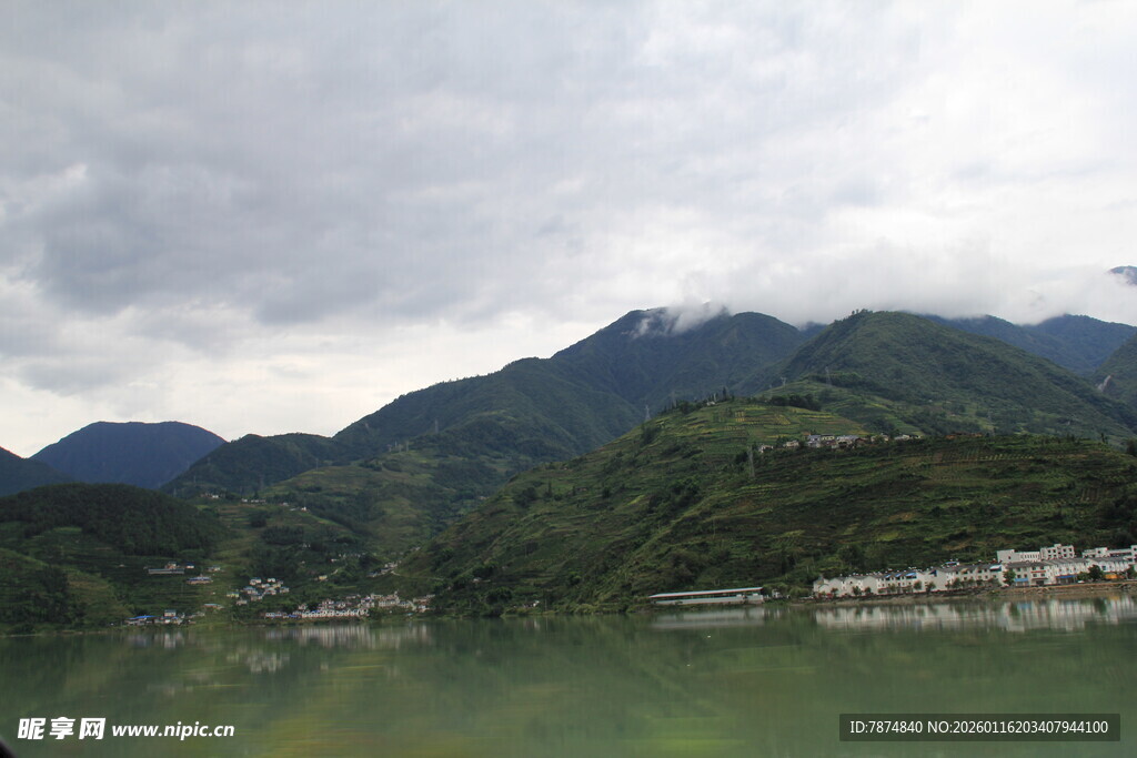 山水相依的宁静湖畔风光