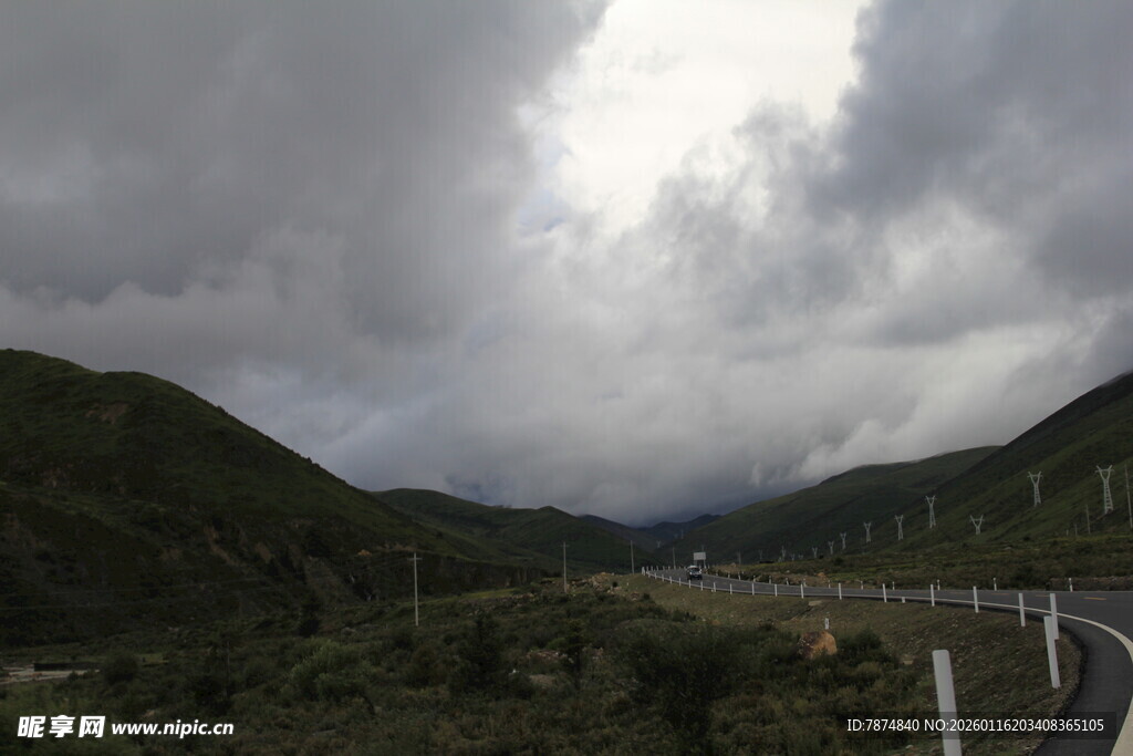 山间公路上的厚重乌云