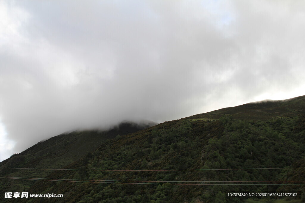 云雾缭绕的青山