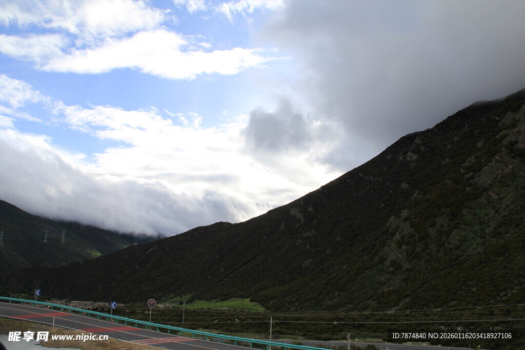 山间公路旁的壮丽云景