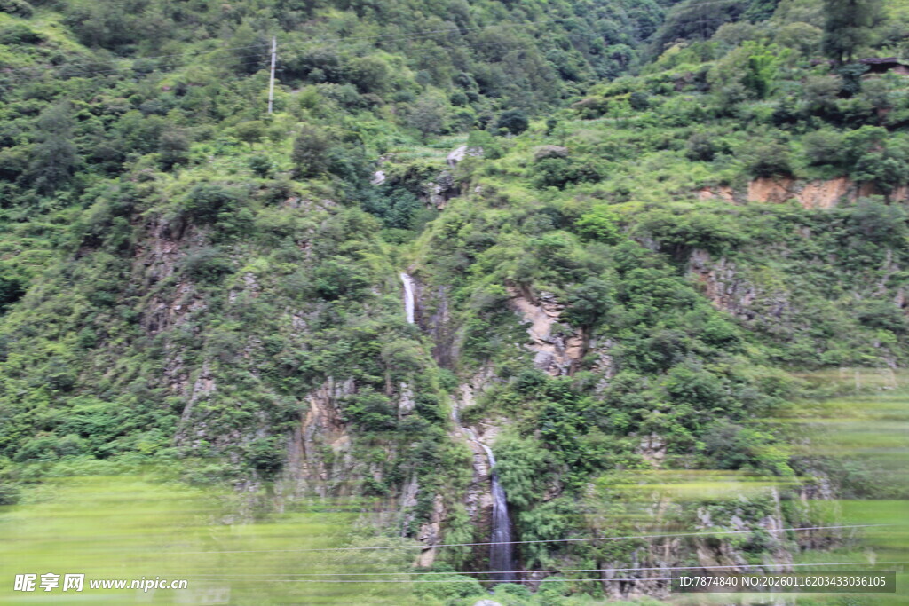 山间翠绿瀑布景观