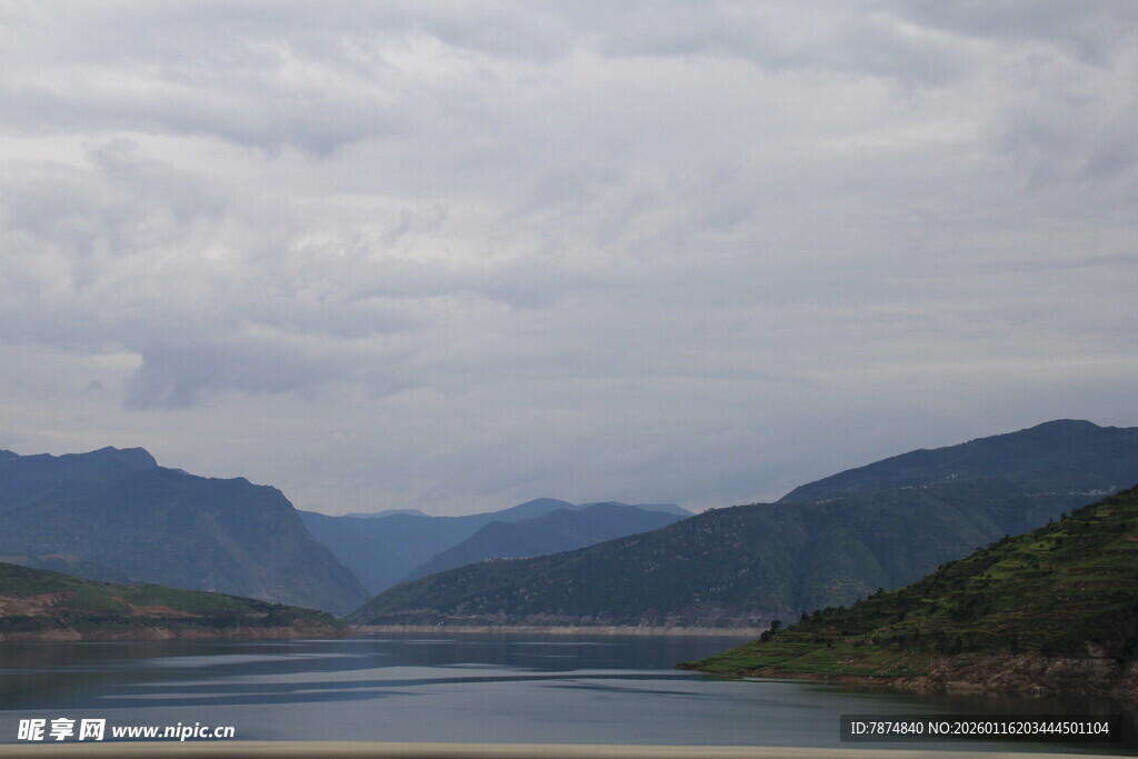 山水相依的静谧湖景