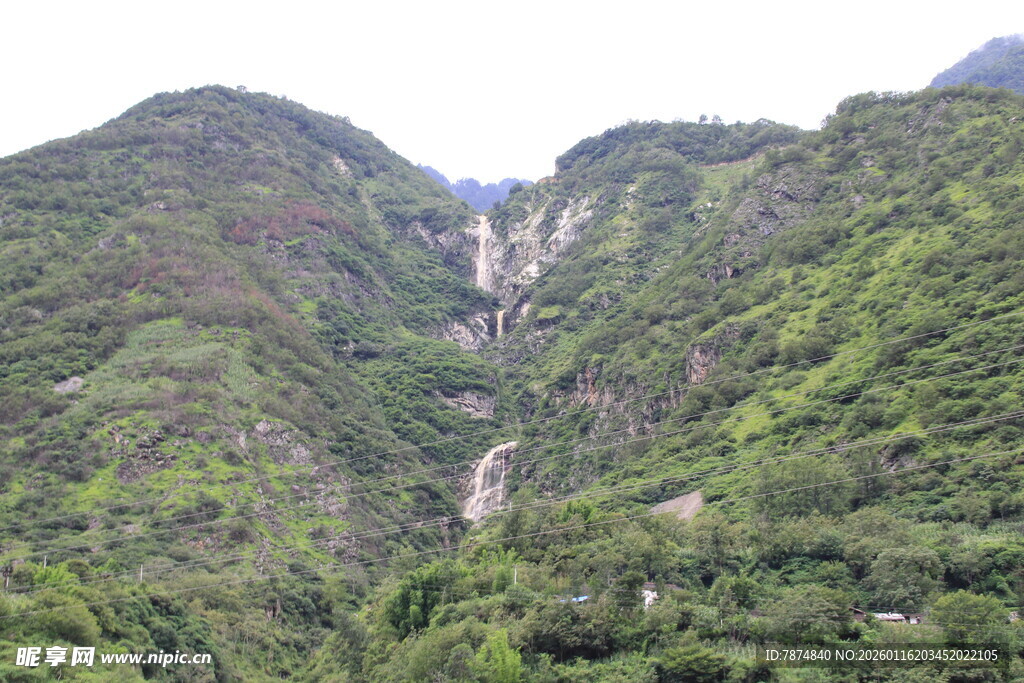 山间壮丽瀑布景观