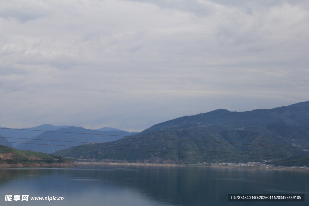 宁静山水湖景风光图