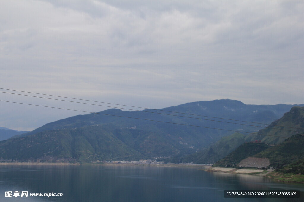 宁静山水湖景风光图