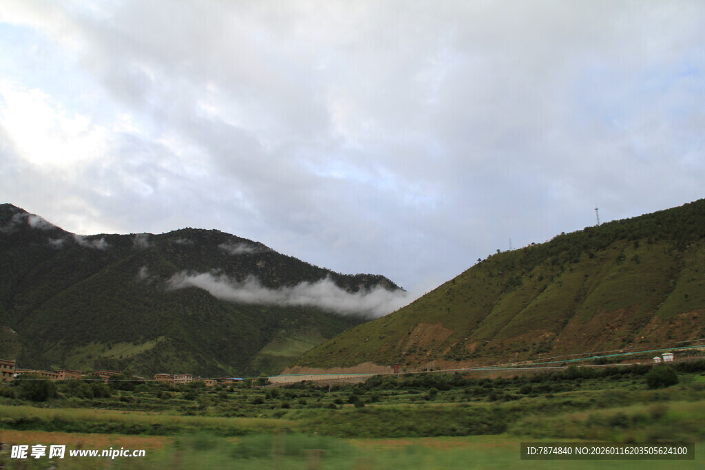 山间绿野云雾缭绕美景