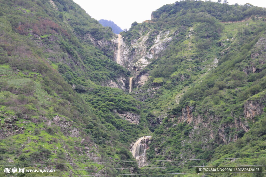 山间峡谷绿意盎然景色美