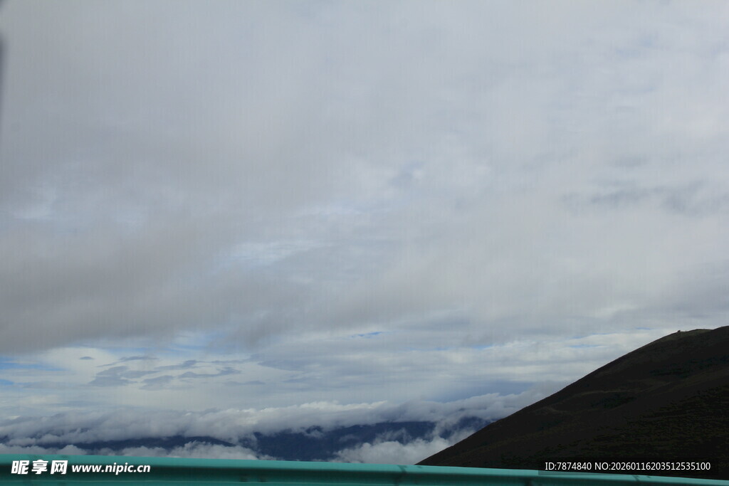 湖畔山峦 云遮雾绕之景