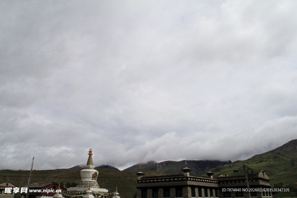 藏区建筑与远山的景致