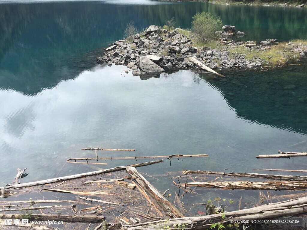 湖畔散落的木材景观
