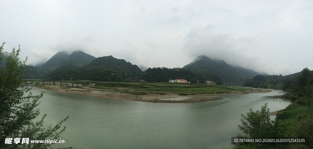 云雾缭绕的山水风光