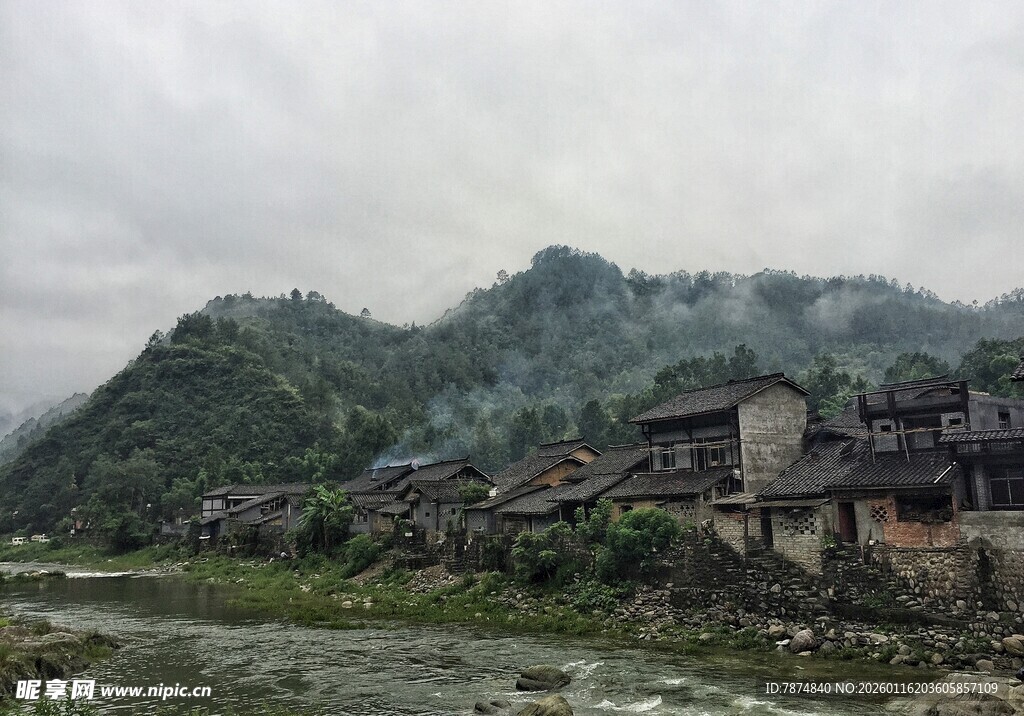 山间村落 云雾缭绕之景