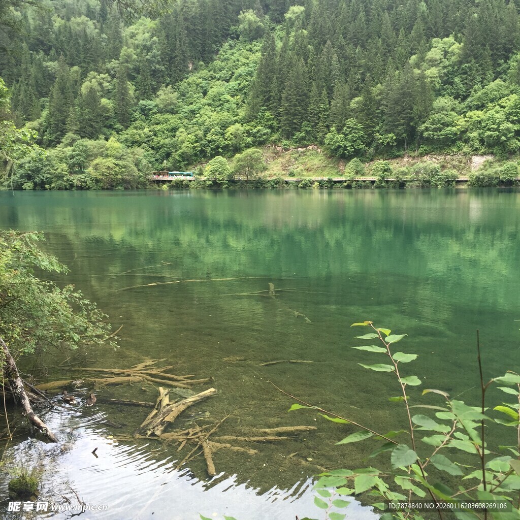 山间碧绿湖水自然景致